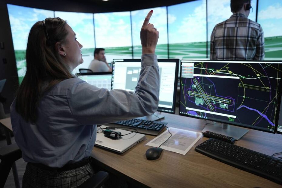 Instructor y alumnos en la sala del simulador del Centro de Formación de Servicios de Tráfico Aéreo de CAE ©CAE