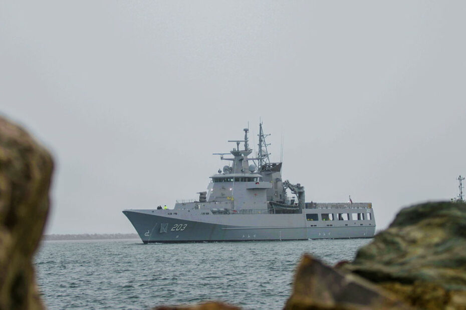 El primer patrullero de altura de la clase Arafura, NUSHIP Arafura, realizando pruebas de mar en agosto de 2024 en el astillero naval de Osborne. Imagen facilitada por Luerssen Australia.