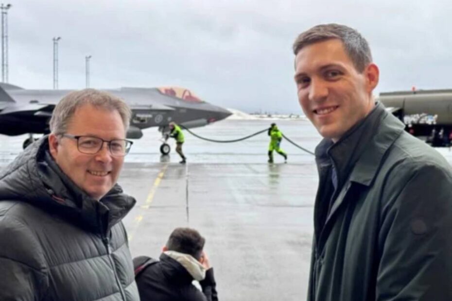 El Ministro de Defensa, Bjørn Arild Gram (izquierda), y el Ministro de Clima y Medio Ambiente, Andreas Bjelland Eriksen, estuvieron en Ørlandet cuando los cazas noruegos F-35 se llenaron de combustible de aviación sostenible. Créditos: Emil Bremnes / Ministerio de Defensa