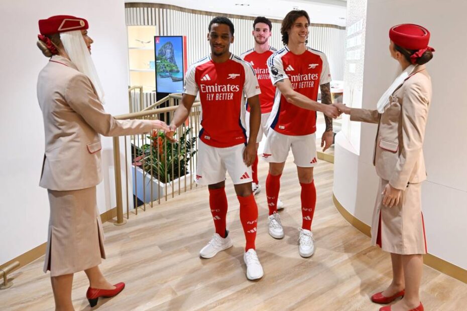 Jurrien Timber, Riccardo Calafiori y Declan Rice en la Emirates World Travel Store de Londres ©Emirates