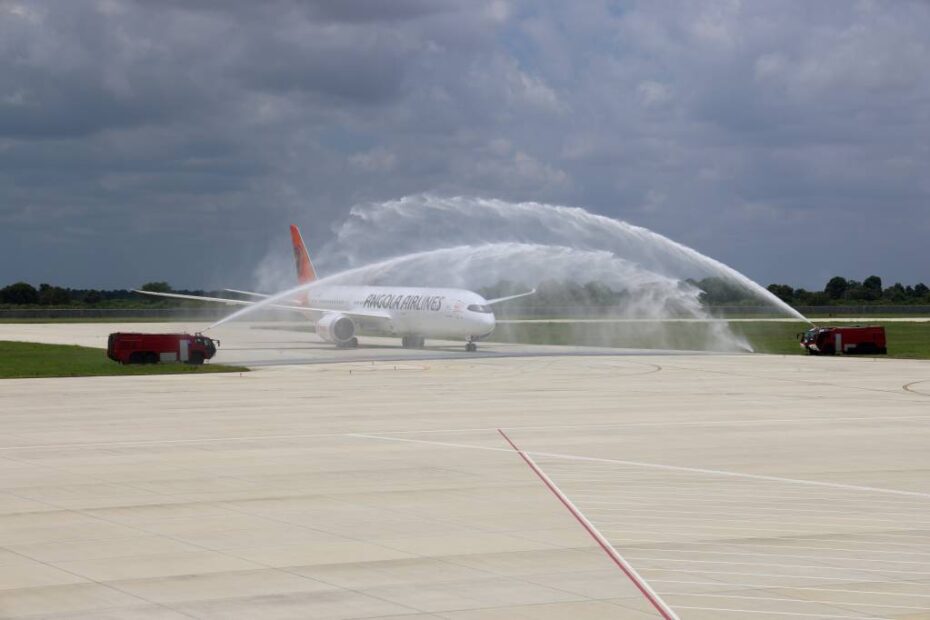 El primer 787 Dreamliner de TAAG Angola Airlines recibió un cañonazo de agua al aterrizar en Luanda, Angola, el 30 de enero, en vísperas del Día de la Liberación del país, el 4 de febrero. ©Boeing