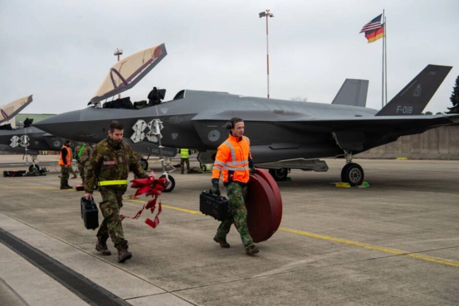 Los mantenedores de las fuerzas aéreas holandesa, noruega y estadounidense coordinaron sus esfuerzos y aprendieron de las tácticas, técnicas y procedimientos de los demás. Foto cortesía de la Fuerza Aérea de Estados Unidos