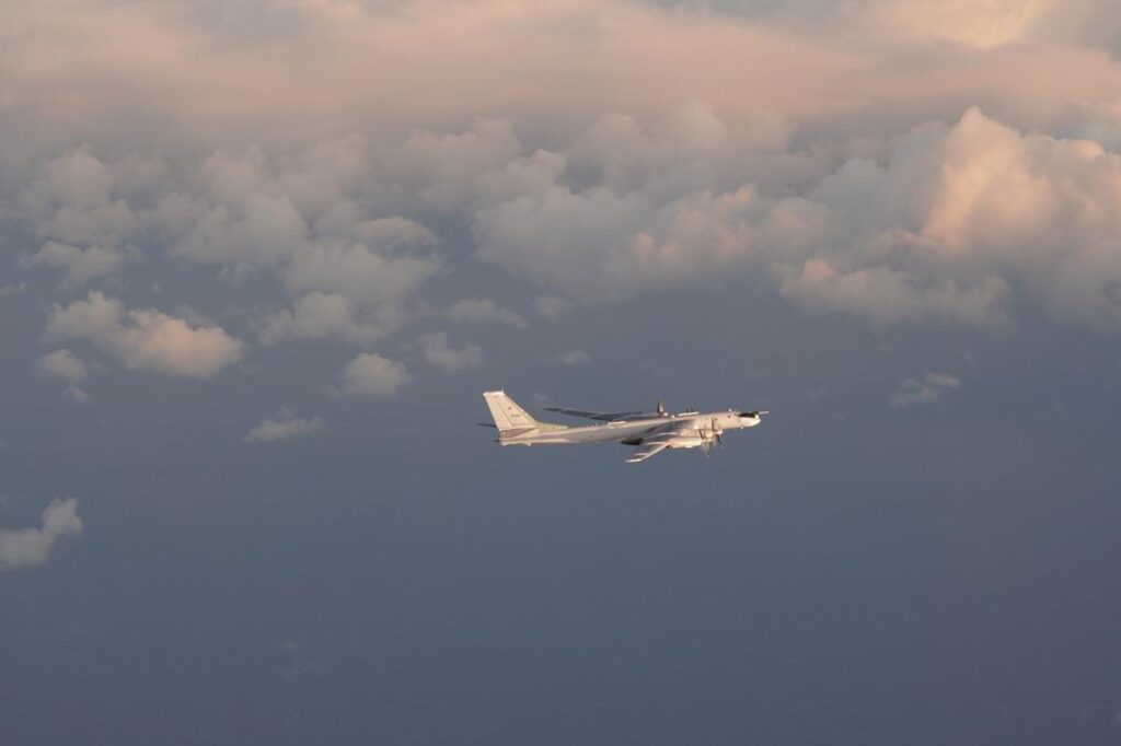 Dos bombarderos estratégicos rusos TU-95 volaban al norte de Noruega, escoltados primero por dos SU-27 Flanker y después por dos Foxhound. Foto cortesía: Real Fuerza Aérea Noruega