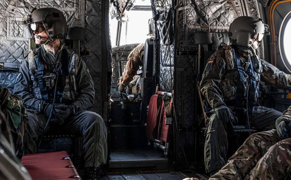 Los jefes de carga se sientan directamente detrás de los pilotos durante el despegue. Por lo demás, suelen estar en la bodega de carga, revisando la cabina y el panel de mantenimiento, ocupándose de la carga o realizando otras tareas. ©Bundeswehr/Michelle Kutz