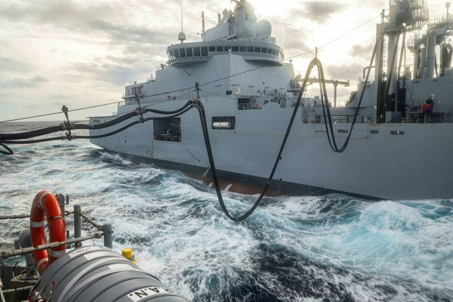 El HMAS Hobart realiza un reabastecimiento en el mar con el AOR Jacques Chevallier de la Marina Nacional Francesa (Marine Nationale) durante el Ejercicio LA PEROUSE 25. La Marina Real Australiana participó en el ejercicio LA PEROUSE, dirigido por Francia, durante un despliegue de presencia regional indopacífica en el sur y el sudeste de Asia. ©Departamento de Defensa de Australia