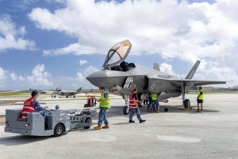 Técnicos de armamento de la Real Fuerza Aérea Australiana cargan artefactos explosivos en un avión F-35A Lightning II durante el Ejercicio Cope North 25, Base Andersen de la Fuerza Aérea, Guam, Estados Unidos. ©Departamento de Defensa de Australia