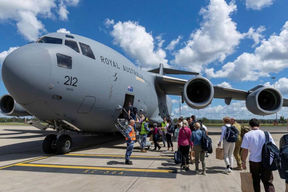 Empleados de la Reserva de las Fuerzas de Defensa Australianas embarcan en un avión C-17A Globemaster II de la Real Fuerza Aérea Australiana en la base RAAF de Amberley, Queensland, para asistir a la Boss X International 2025. ©Departamento de Defensa de Australia