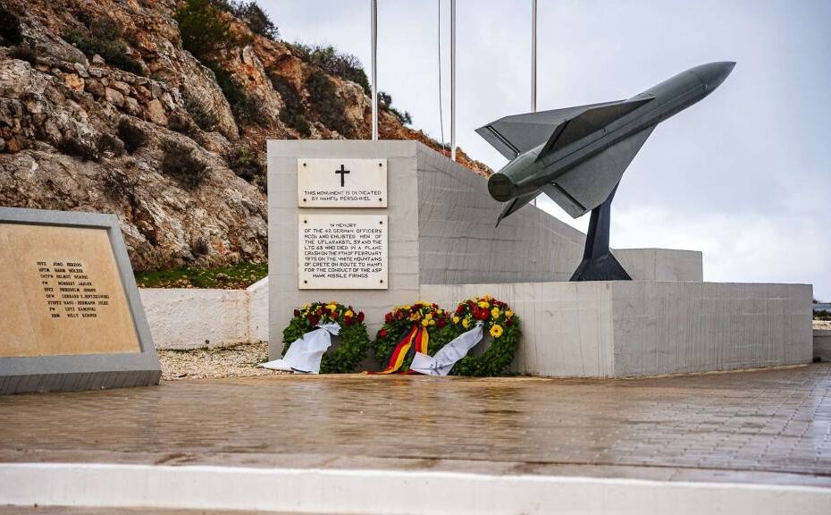 Los nombres de todas las víctimas del accidente están inscritas en un monumento. Bundeswehr/Daniel Haase