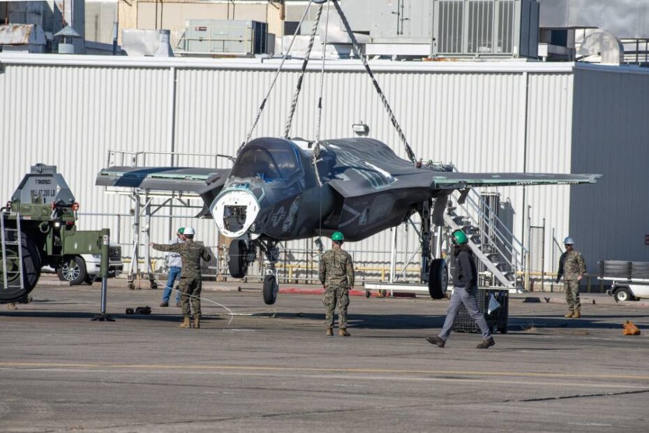 Marines del Escuadrón 271 de Apoyo al Ala de Marines (MWSS-271), con base en la Estación Aérea del Cuerpo de Marines de Cherry Point, se entrenan con artesanos e ingenieros del Centro de Preparación de la Flota Este (FRCE) para aprender las técnicas adecuadas de elevación con grúa del avión F-35B Lightning II. La elevación con grúa fue una de las fases de un entrenamiento de tres días que simuló la recuperación de un F-35 derribado con el tren de aterrizaje delantero colapsado. FRCE ayudó al escuadrón proporcionando acceso a un fuselaje de F-35 desmontado utilizado para entrenamiento y pruebas en el depósito, lo que permitió a los Marines practicar la recuperación de un F-35 dañado sin arriesgarse a dañar una aeronave operativa. Fotografía de Heather Wilburn, ©Fleet Readiness Center East