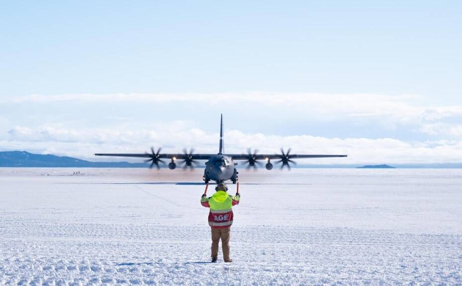 Los High Rollers de la Guardia Nacional Aérea de Nevada llegan a la Antártida el 18 de diciembre de 2024 para apoyar la misión militar anual de Estados Unidos en la Antártida. Volaron en misiones de día de servicio máximo aumentado, registrando más de 30 horas en tres días. Foto de: Cortesía