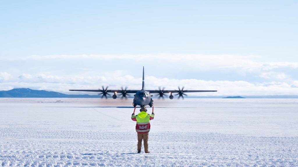 Los High Rollers de la Guardia Nacional Aérea de Nevada llegan a la Antártida el 18 de diciembre de 2024 para apoyar la misión militar anual de Estados Unidos en la Antártida. Volaron en misiones de día de servicio máximo aumentado, registrando más de 30 horas en tres días. Foto de: Cortesía