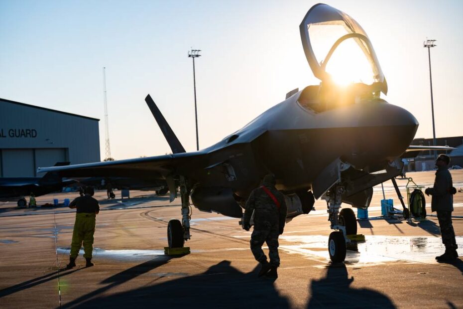 Aviadores estadounidenses asignados a la 115ª Ala de Caza de la Guardia Nacional de Wisconsin realizan una inspección rutinaria de un avión F-35 Lightning II tras su aterrizaje durante Sentry Savannah 25-1, en el Centro de Dominio Aéreo de la Base de la Guardia Nacional Aérea de Savannah, Georgia, el 24 de enero de 2025. Sentry Savannah es el principal ejercicio de integración de cazas de cuarta y quinta generación de la Guardia Nacional Aérea, y en la edición de este año han participado más de 1.000 personas y 56 aeronaves de ocho unidades de vuelo. (Foto de la Guardia Nacional Aérea de EE.UU. por la aviadora superior Xaviera Stevens)