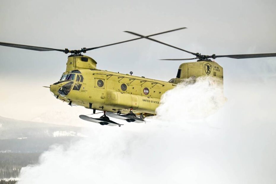 Un CH-47F Chinook de la Guardia Nacional del Ejército de Alaska asignado al 2º Batallón de Aviación de Apoyo General, 211º Regimiento de Aviación, opera el 2 de febrero de 2025 en el aeropuerto de Whitehorse, Territorio del Yukón, Canadá. La tripulación del Chinook apoyó la reparación de un HH-60G Pave Hawk del 210º Escuadrón de Rescate que había rescatado a dos víctimas de un accidente de ultraligero el 26 de enero cerca de Faro, Territorio del Yukón. Foto: Cortesía