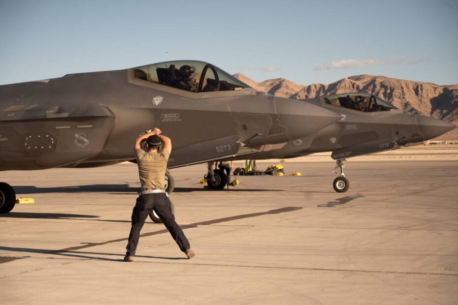 Jefes de tripulación del F-35A Lightning II del 421º Escuadrón de Generación de Cazas marcializan los jets tras regresar de una salida de entrenamiento durante Red Flag 25-1 en la Base de la Fuerza Aérea de Nellis, Nev. 5 de febrero de 2025. Esta iteración de Red Flag marca 50 años de entrenamiento de alto nivel, destacando el legado perdurable de Red Flag de preparar a sus participantes para estar listos para el combate y ser eficaces en la misión frente a las amenazas cambiantes. (Foto de la Fuerza Aérea de EE.UU. por Micah Garbarino)