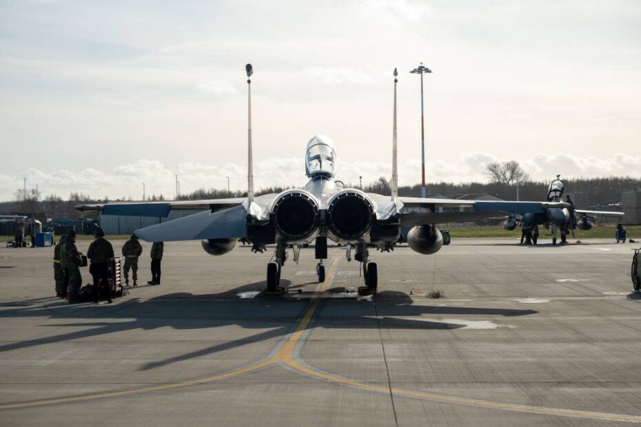 Aviadores estadounidenses del 494º Escuadrón de Generación de Cazas aprenden a realizar inspecciones previas al vuelo, entre otras tareas, en RAF Lakenheath, Reino Unido, 11 de febrero de 2025. El 372º Escuadrón de Entrenamiento entrena a los futuros jefes de tripulación del 48º Ala de Caza en cómo realizar inspecciones previas al vuelo, lanzamientos, capturas y más. (Foto de la Fuerza Aérea de EE.UU. por el aviador de primera clase Alexander Vasquez)