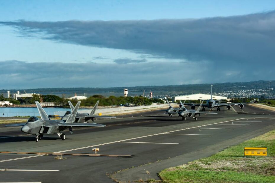 Raptors F-22A de la Fuerza Aérea de EE.UU. asignados al 199º Escuadrón de Cazas, operados por miembros de los 199º y 19º Escuadrones de Cazas, y un KC-135 Stratotanker asignado al 203º Escuadrón de Reabastecimiento Aéreo rodando por la pista de la Base Conjunta Pearl Harbor-Hickam, Hawái, el 5 de febrero de 2025, para Sentry Aloha 25-1. Los aviones de combate, los aviones cisterna y las unidades de apoyo participaron en escenarios de combate simulados, mejorando la interoperabilidad y la preparación entre las fuerzas militares estadounidenses. Foto del ANG por: Aviador Roann Gatdula