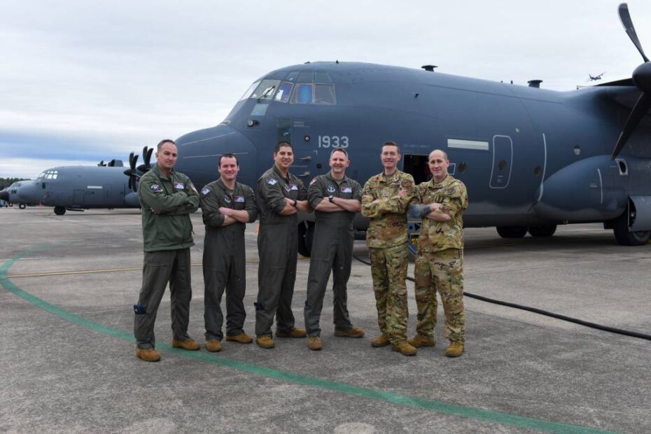 La tripulación de un EC-130J asignado al 189º Ala de Transporte Aéreo posa para una foto de grupo el 7 de febrero de 2025. La tripulación realizó el primer vuelo de entrenamiento en un C-130 modelo J para la Guardia Nacional Aérea de Arkansas, un paso importante hacia la modernización de la flota de la Guardia Nacional Aérea. Foto de la ANG por Tech. Christopher Sherlock