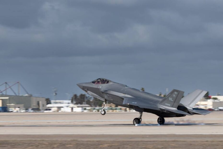 Un F-35A Lightning II aterriza en la Estación Aérea Naval de North Island, California, tras una misión el 11 de febrero de 2025. Los aviadores, del Escuadrón de Caza 421 del Ala de Caza 388 de la Base de la Fuerza Aérea de Hill, Utah, participan en Bamboo Eagle 25-1, un ejercicio del Centro de Guerra de la Fuerza Aérea de EE.UU. diseñado para mejorar la cooperación, la agilidad y la preparación para el combate. (Foto de la Fuerza Aérea de EE.UU. por Micah Garbarino)