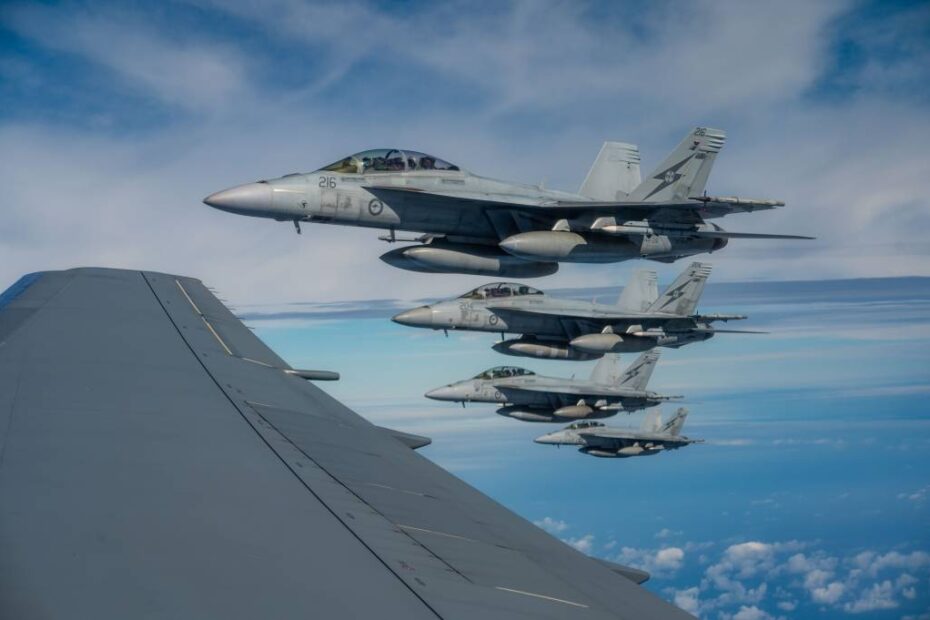 Cuatro F/A-18F Super Hornets, asignados a la Real Fuerza Aérea Australiana, vuelan junto a un KC-46 Pegasus, asignado a la 305ª Ala de Movilidad Aérea, mientras se preparan para recibir combustible sobre el Océano Pacífico durante el ejercicio Bamboo Eagle 25-1, 12 de febrero de 2025. Bamboo Eagle pone a prueba la capacidad de desplegarse rápidamente, maniobrar la Fuerza Conjunta y los aliados a velocidad, escala y masa, y ofrecer capacidades de combate multifuncionales y letales. (Foto de las Fuerzas Aéreas de EE.UU. por el teniente segundo Alexis Kula)