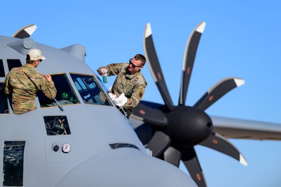 Aviadores asignados al Ala 153 de Transporte Aéreo de la Guardia Nacional Aérea de Wyoming limpian el parabrisas de un avión Hércules C-130 durante el entrenamiento del Sistema Modular Aerotransportado de Lucha contra Incendios en Fort Huachuca, Arizona, el 13 de febrero de 2025. El entrenamiento prepara a las tripulaciones aéreas para la próxima temporada de incendios. Foto de la ANG por el Sargento Cesar Rivas