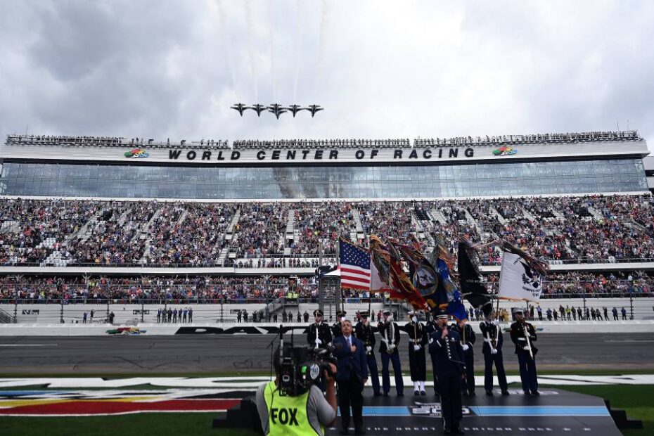 El General Chance Saltzman, Jefe de Operaciones Espaciales de la Fuerza Espacial de EE.UU., y el Sargento Mayor Jefe de la Fuerza Espacial John Bentivegna asisten a la Daytona 500, Daytona, Fla. 16 de febrero de 2025. (Foto de la Fuerza Aérea de EE.UU. por Chad Trujillo)