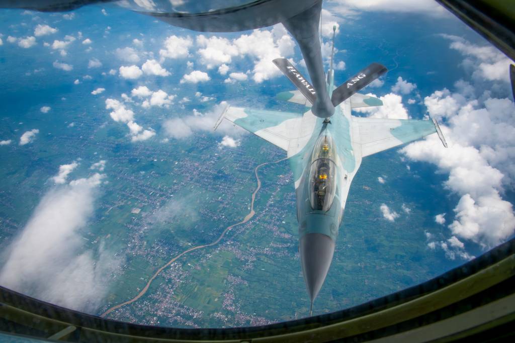 Un F-16 Fighting Falcon de la Fuerza Aérea de Indonesia vuela junto a un KC-135 Stratotanker de la Guardia Nacional Aérea de Hawai asignado al 203º Escuadrón de Reabastecimiento Aéreo durante una misión de entrenamiento de reabastecimiento en vuelo sobre Indonesia el 19 de febrero de 2025. La Guardia Nacional de Hawai e Indonesia son socios del Programa de Asociación Estatal. Foto de la ANg por la sargento mayor Mysti Bicoy