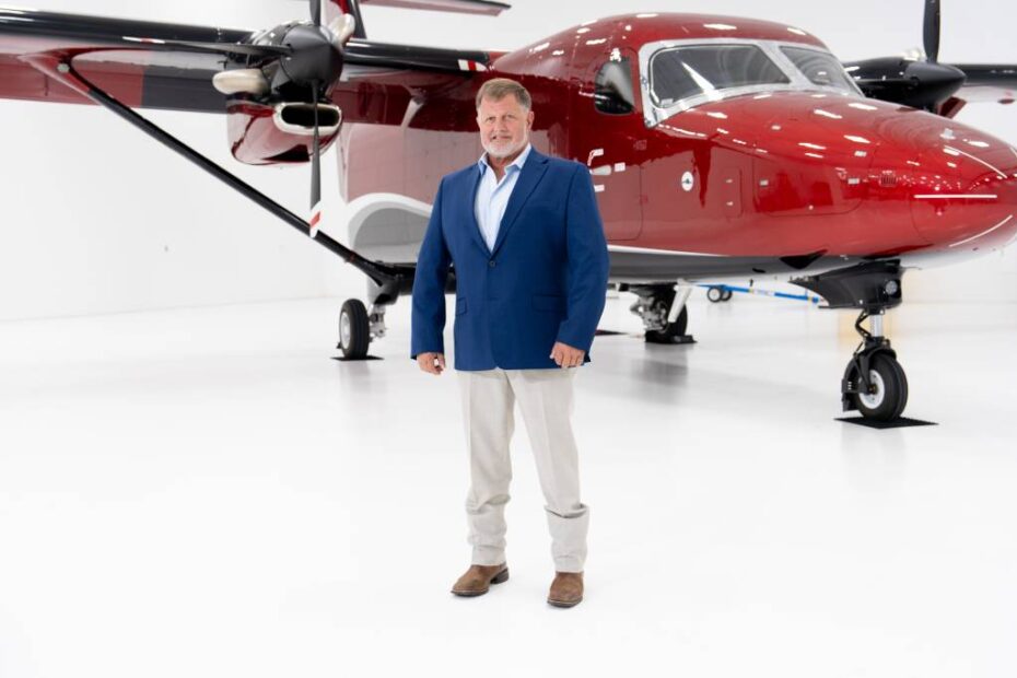 El presidente y consejero delegado de Air Bravo Corporation, Rick Horwath, con su nuevo Cessna SkyCourier. ©Textron Aviation