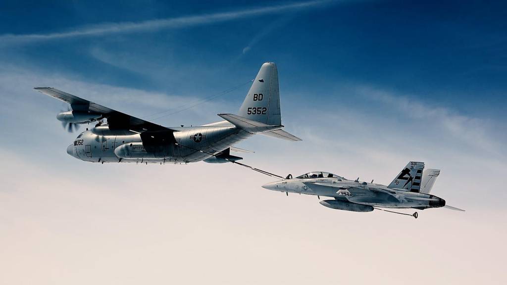 Un KC-130T de la Reserva de la Armada de EE.UU. reabastece a un EA-18G Growler en el cielo de la Estación Aérea Naval de Patuxent River, en Maryland, durante las pruebas que permitieron a la flota de aviones Hércules del servicio repostar en vuelo un número significativamente mayor de aeronaves a principios de 2025. Las pruebas dirigidas por la División de Aeronaves del Centro de Guerra Aérea Naval amplían significativamente la misión del Hércules, así como la misión de la Reserva de la Armada de EE.UU., que opera exclusivamente la aeronave. (Foto de la Marina estadounidense por Erik Hildebrandt)