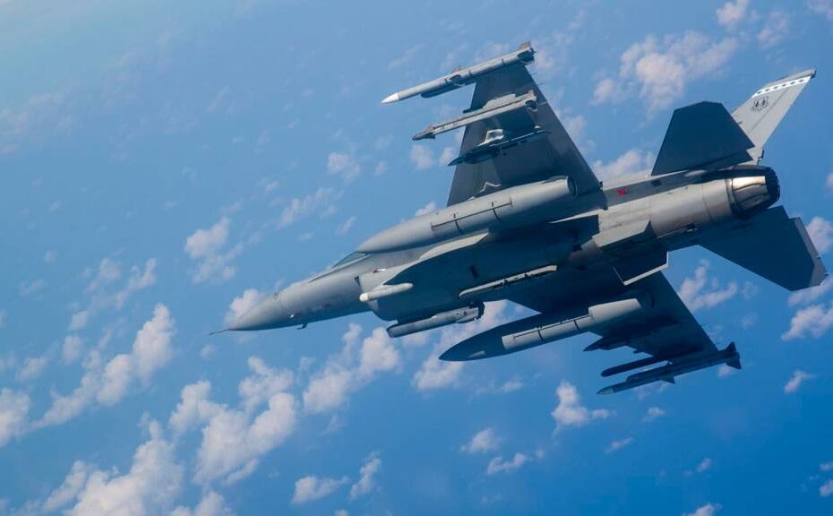 Un piloto de F-16D Fighting Falcon asignado al 40º Escuadrón de Pruebas de Vuelo sobrevuela el Golfo de Florida durante un evento de entrenamiento de rutina el 6 de junio de 2019. Los pilotos utilizan el entrenamiento continuo para mantener y perfeccionar las habilidades de combate aire-aire. (Foto de la Fuerza Aérea de EE.UU. por el aviador superior Joshua Hoskins).