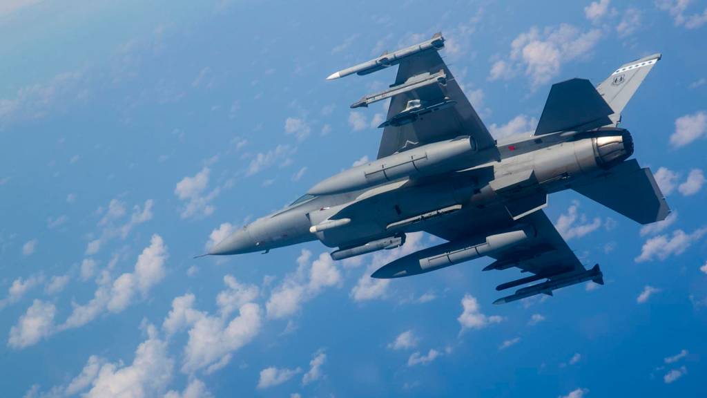 Un piloto de F-16D Fighting Falcon asignado al 40º Escuadrón de Pruebas de Vuelo sobrevuela el Golfo de Florida durante un evento de entrenamiento de rutina el 6 de junio de 2019. Los pilotos utilizan el entrenamiento continuo para mantener y perfeccionar las habilidades de combate aire-aire. (Foto de la Fuerza Aérea de EE.UU. por el aviador superior Joshua Hoskins).