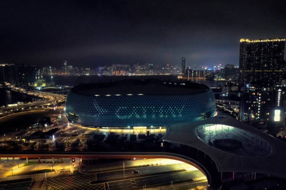 La marca Cathay apareció en la fachada del estadio de Kai Tak, marcando la presentación oficial de Cathay como socio de viajes fundador exclusivo del Parque Deportivo de Kai Tak. ©Cathay Pacific