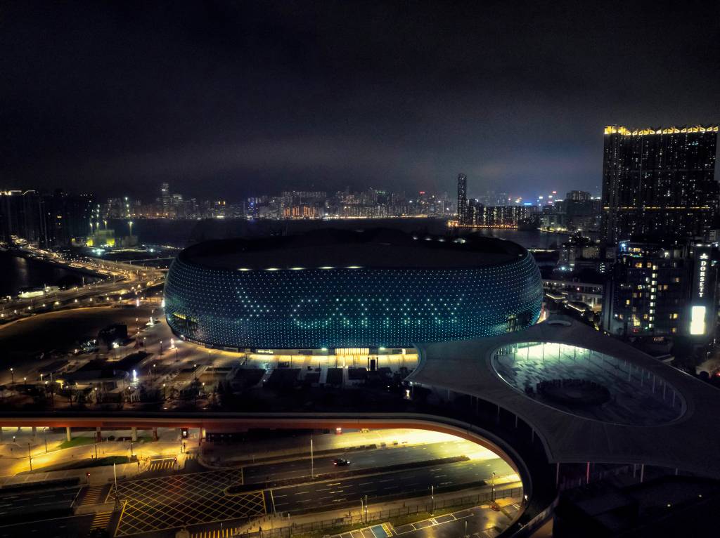 La marca Cathay apareció en la fachada del estadio de Kai Tak, marcando la presentación oficial de Cathay como socio de viajes fundador exclusivo del Parque Deportivo de Kai Tak. ©Cathay Pacific