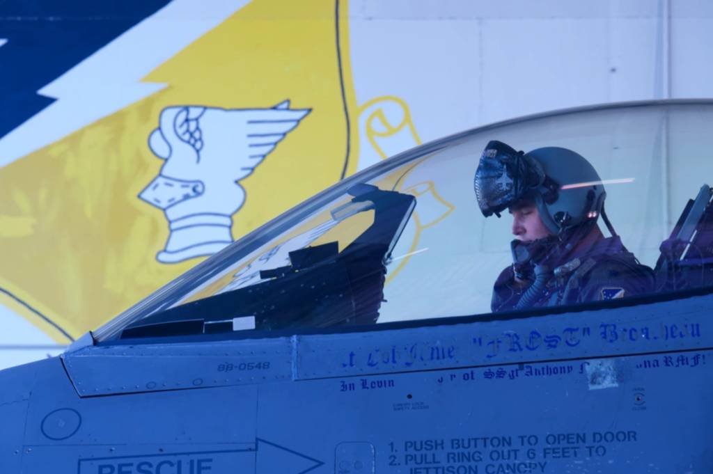 El teniente coronel de la Fuerza Aérea de EE.UU. Houston Pye, comandante del 54º Escuadrón de Entrenamiento, se prepara para el despegue en la base aérea de Holloman, Nuevo México, 25 de enero de 2025. Pye es uno de los seis pilotos instructores del 54º TRS a cargo del entrenamiento en simulador y supervisará a cerca de 100 alumnos de F-16 cada año. (Foto de la Fuerza Aérea de EE.UU. por el sargento Gaspar A. Cortez)