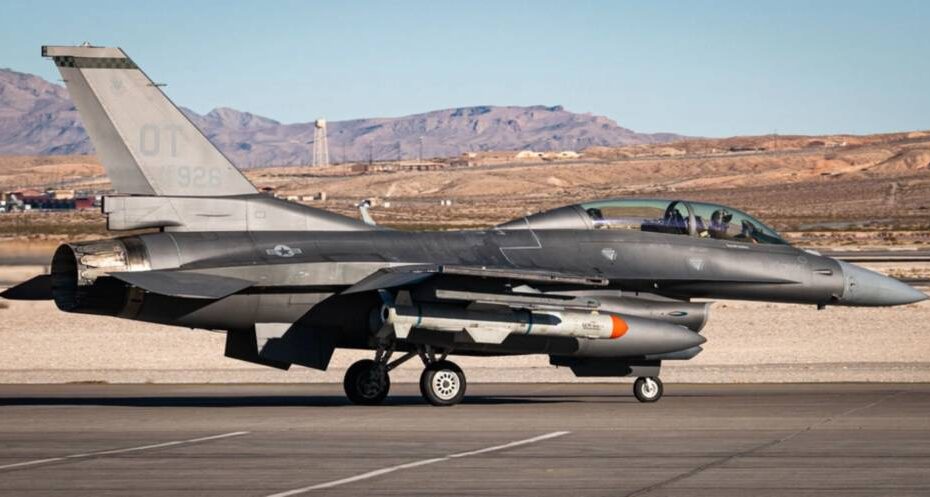 Un F-16 Fighting Falcon asignado al 53º Grupo de Pruebas y Evaluación rueda con un sistema de misiles Harpoon de la Armada de EE.UU. equipado en la Base de la Fuerza Aérea de Nellis, Nevada. La ejecución de esta prueba muestra una vía viable para integrar rápidamente armas en plataformas existentes. (Foto de la Fuerza Aérea de EE.UU. por el aviador de primera clase Timothy Perish)