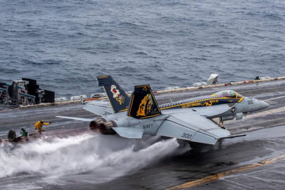 Un F/A-18E Super Hornet, asignado a los «Dragones Dorados» del Escuadrón de Cazas de Ataque (VFA) 192, despega desde la cubierta de vuelo del portaaviones clase Nimitz USS Carl Vinson (CVN 70) el 4 de febrero de 2025. El Vinson, buque insignia del Carrier Strike Group ONE, se encuentra realizando operaciones rutinarias en el área de operaciones de la 7ª Flota de los Estados Unidos. (Foto de la Marina de los EE.UU. por el Especialista en Comunicación de Masas de 3ª Clase Nate Jordan)