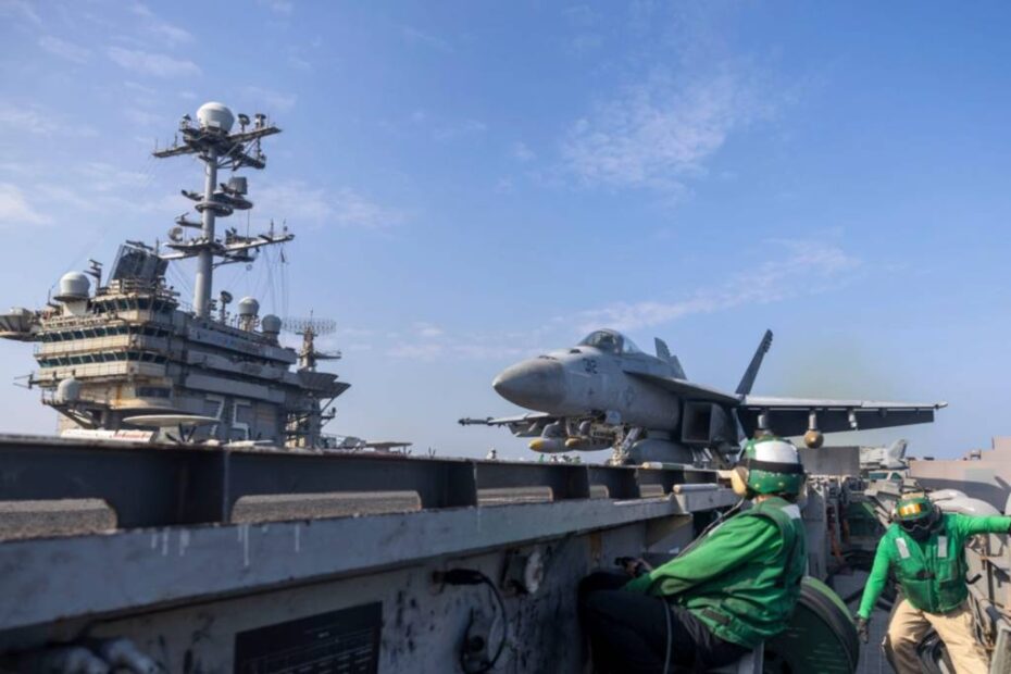 El Ala Aérea del Portaaviones (CVW) 1 lleva a cabo operaciones de vuelo rutinarias desde el portaaviones de clase Nimitz USS Harry S. Truman (CVN 75) en el área de responsabilidad del Mando Central de los EE.UU. (Foto oficial de la Marina de los EE.UU.)