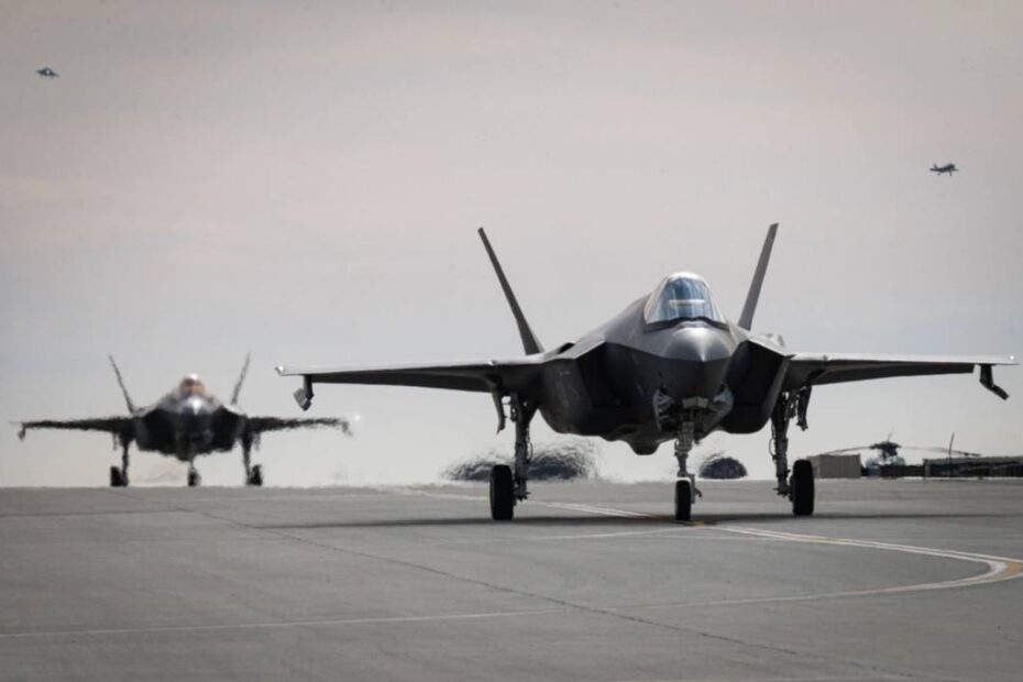 Aviones de combate F-35A Lightning II llegan a la Estación Aérea Naval de North Island, California, el 8 de febrero de 2025. Los aviadores, del Escuadrón de Caza 421 del Ala de Caza 388 de la Base Hill de las Fuerzas Aéreas de Utah, participan en Bamboo Eagle 25-1, un ejercicio del Centro de Guerra de la Fuerza Aérea de EE.UU. diseñado para mejorar la cooperación, la agilidad y la preparación para el combate. (Foto de la Fuerza Aérea de EE.UU. por Micah Garbarino)