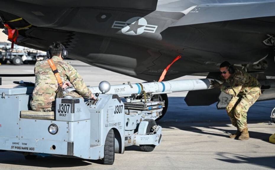 Aviadores estadounidenses asignados al 59º Escuadrón de Pruebas y Evaluación y al 57º Grupo de Mantenimiento transportan un misil aire-aire avanzado de alcance medio AIM-120 en la Base de la Fuerza Aérea de EE.UU. en Nellis, Nevada. La munición fue cargada en un F-35A Lightning II mientras es reabastecido simultáneamente como parte de un evento de prueba de giro de combate integrado. (Foto de la Fuerza Aérea de EE.UU. por la Teniente 1ª Rebecca Abordo)