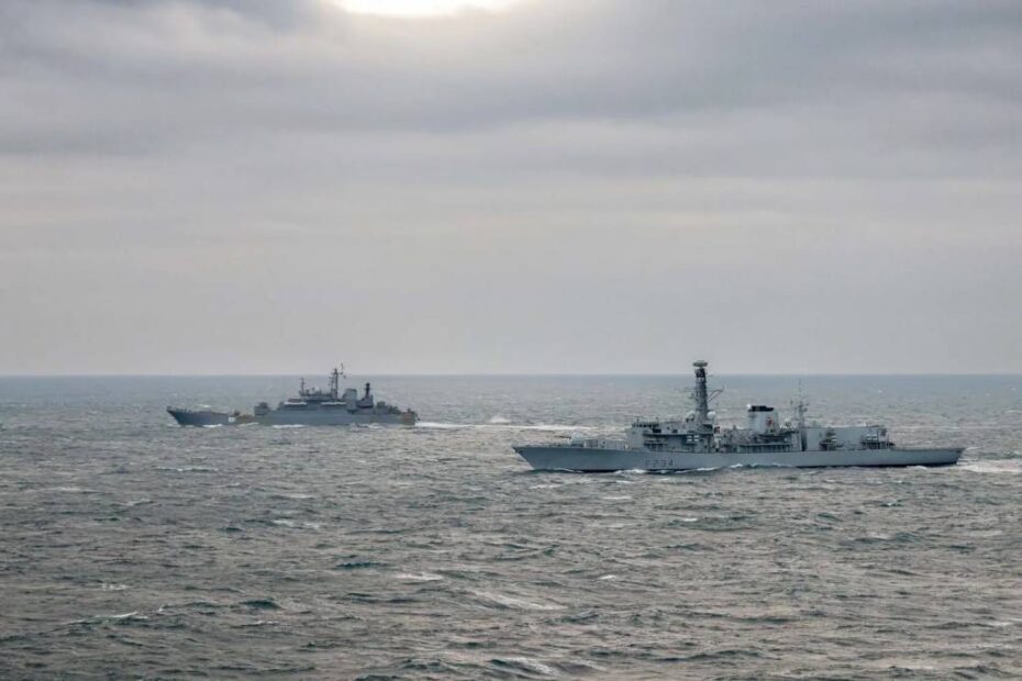 El HMS Iron Duke escolta al buque de guerra ruso Alexander Otrakovsky a través del Canal de la Mancha. Buques de guerra y aeronaves de la Royal Navy escoltaron a un grupo de tareas ruso en el Canal de la Mancha en una operación concentrada esta semana. El HMS Iron Duke, el HMS Tyne, un helicóptero Wildcat del 815 Naval Air Squadron y el RFA Tideforce informaron de cada movimiento de los buques de desembarco, el RFS Aleksandr Otrakovskiy y el RFS Ivan Gren, y los mercantes Sparta, Sparta II y General Skobelev y el petrolero Yelnya. El grupo de seis buques rusos partió recientemente del Mediterráneo, navegando por la concurrida vía marítima internacional del Canal de la Mancha mientras navegaban hacia un puerto ruso del Báltico. ©Royal Navy