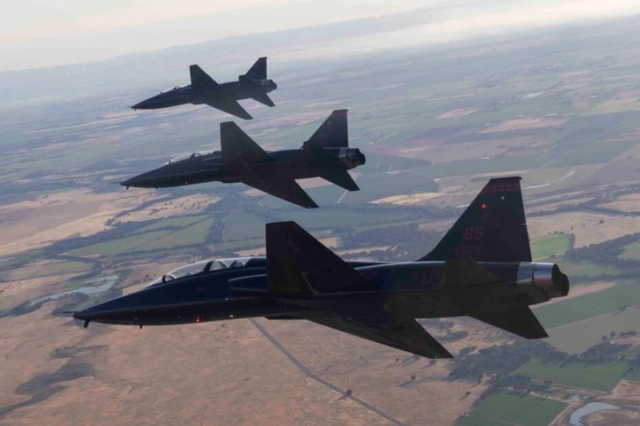 Una formación de cuatro naves T-38 Talon sobrevuela el partido de semifinales de la Lamar Hunt U.S. Open Cup entre el Republic y el Kansas City Sporting el 27 de julio de 2022, en Sacramento, California. La Fuerza Aérea de EE.UU. realiza cerca de 1.000 sobrevuelos al año, que sirven para mostrar las capacidades de sus aeronaves al tiempo que inspiran patriotismo y a las futuras generaciones de entusiastas de la aviación. (Foto de la Fuerza Aérea de EE.UU. por el aviador Frederick A. Brown)