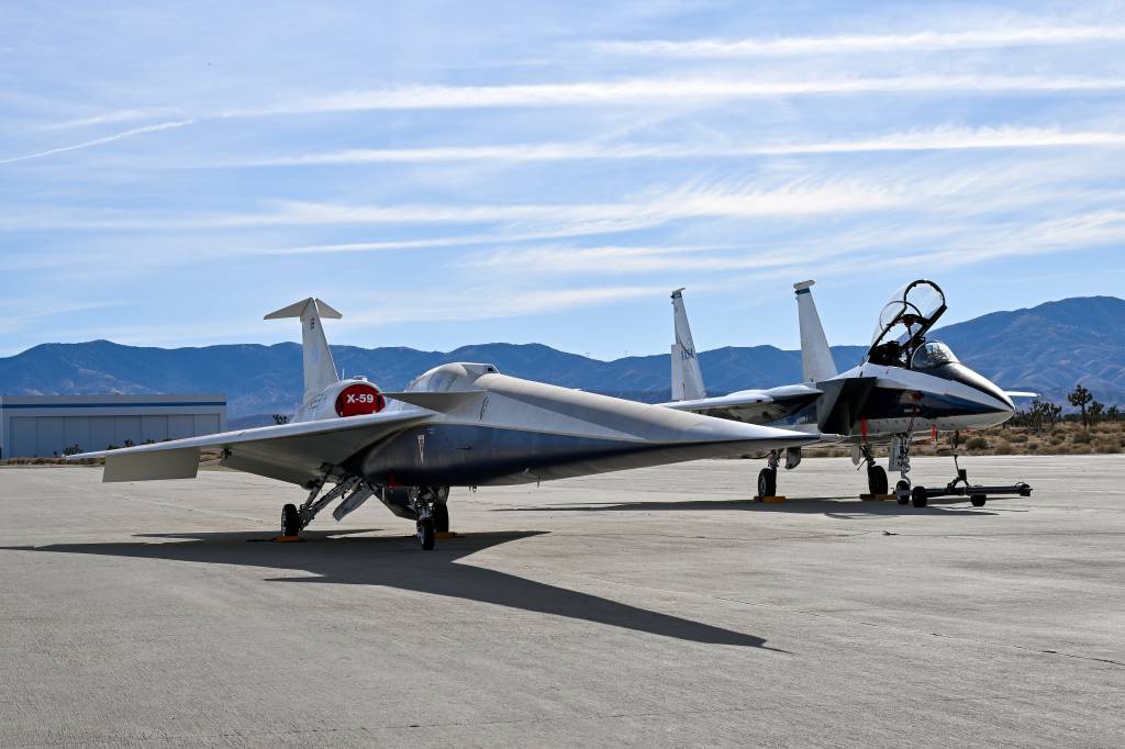 El avión de investigación F-15D de la NASA se coloca junto al X-59 durante las pruebas de compatibilidad electromagnética en la Planta 42 de la Fuerza Aérea de EE.UU. en Palmdale, California. Los investigadores activaron el radar, el transpondedor de banda C y las radios del F-15D a diferentes distancias del X-59 para evaluar las posibles interferencias electromagnéticas con los sistemas críticos de vuelo de la aeronave, garantizando que el X-59 pueda operar de forma segura con otras aeronaves. Estas pruebas demostraron que la integración de la aeronave está madurando y superó un importante obstáculo que la acerca un paso más al primer vuelo. ©NASA/Carla Thomas