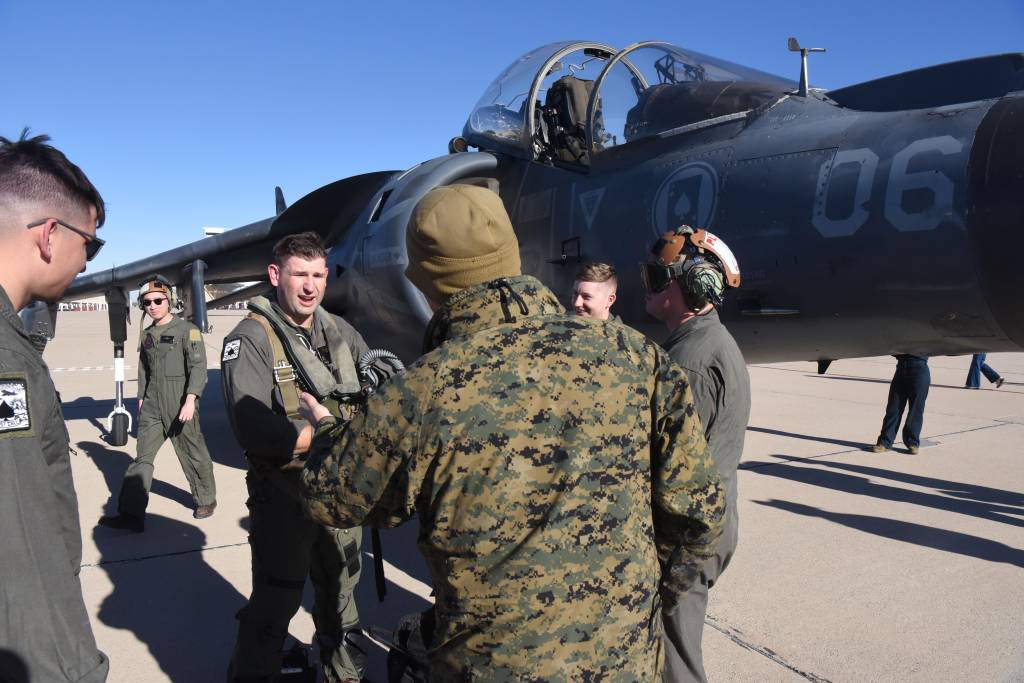 El Mayor Robert M. «Robin» Weede, Oficial de Mantenimiento de Aviación del Escuadrón de Ataque de Marines (VMA) 231, en el centro, lleva un AV-8B Harrier II+ desde MCAS Cherry Point, N.C. a su nuevo hogar en el Museo Pima del Aire y del Espacio en Tucson, Arizona, el 14 de febrero de 2025. La Oficina del Programa de Sistemas de Armas AV-8B (PMA-257), el Cuartel General del Cuerpo de Marines de EE.UU., el Grupo de Aeronaves de la Infantería de Marina 14 y la VMA-231 supervisaron el proceso integral de desmilitarización de la aeronave y se aseguraron de que fuera segura para su exhibición, de modo que los visitantes puedan conocer el diseño de ingeniería y las capacidades únicas de la aeronave. ©US Navy