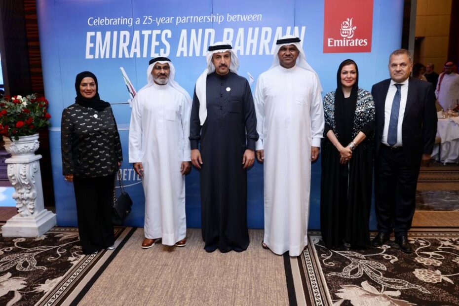 De izqda. a dcha: Ebtesam Mohamed Al-Shamlan, Subsecretario Adjunto de Transporte Aéreo y Seguridad de la Aviación en Bahréin, Khalil Attiya, Director de Servicios Aeroportuarios de Emirates en Bahréin, Su Excelencia el Dr. Shaikh Abdulla bin Ahmed Al Khalifa, Ministro de Transportes y Telecomunicaciones de Bahréin, Nabil Sultan, Vicepresidente Ejecutivo de Ventas de Pasajeros y Gestión Nacional de Emirates, Reema Al Marzooqi, Directora de Área de Emirates en Bahréin, y Boutros Boutros, Vicepresidente Ejecutivo de Comunicación Corporativa, Marketing y Marca de Emirates. ©Emirates