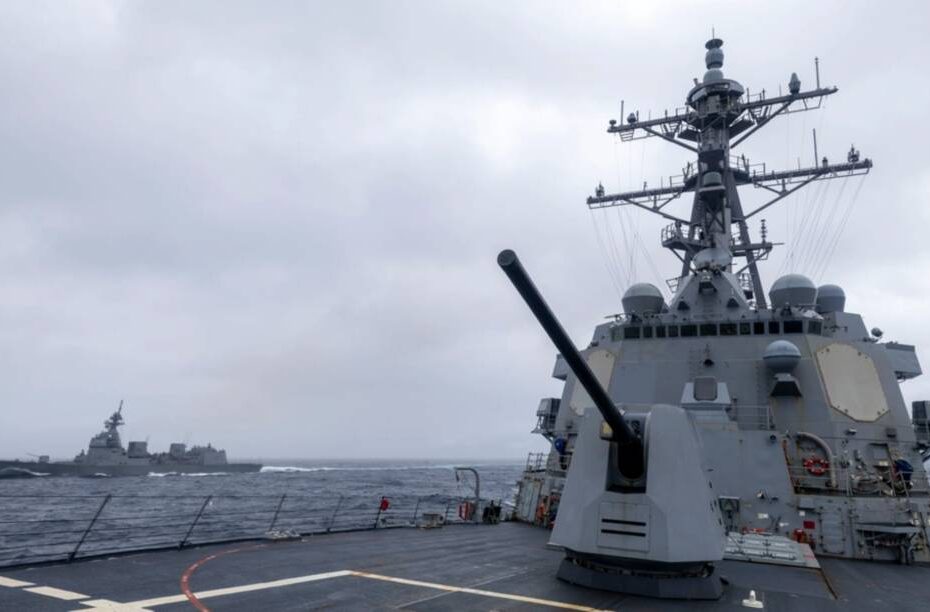 El destructor de misiles guiados clase Arleigh Burke USS Dewey (DDG 105) navega junto al destructor clase Asahi de la Fuerza Marítima de Autodefensa de Japón JS Asahi (DD-119) durante las operaciones bilaterales en el Mar de Filipinas, 10 de febrero de 2025. Dewey está desplegado y asignado al Escuadrón de Destructores (DESRON) 15, el DESRON más grande de la Armada y la principal fuerza de superficie de la 7ª Flota de los Estados Unidos. (Foto de la Marina de los EE.UU. por el Especialista en Comunicación de Masas de 1ª Clase Devin Monroe)