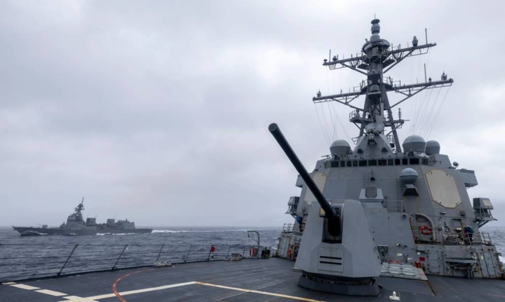 El destructor de misiles guiados clase Arleigh Burke USS Dewey (DDG 105) navega junto al destructor clase Asahi de la Fuerza Marítima de Autodefensa de Japón JS Asahi (DD-119) durante las operaciones bilaterales en el Mar de Filipinas, 10 de febrero de 2025. Dewey está desplegado y asignado al Escuadrón de Destructores (DESRON) 15, el DESRON más grande de la Armada y la principal fuerza de superficie de la 7ª Flota de los Estados Unidos. (Foto de la Marina de los EE.UU. por el Especialista en Comunicación de Masas de 1ª Clase Devin Monroe)