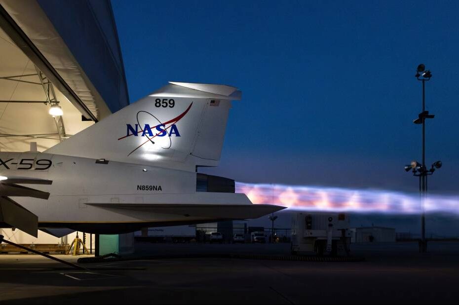 El X-59 de la NASA ilumina el cielo nocturno con sus exclusivos diamantes Mach, también conocidos como diamantes de choque, durante las pruebas de postcombustión máxima en Lockheed Martin Skunk Works, en Palmdale, California. La prueba demostró la capacidad del motor para generar el empuje necesario para el vuelo supersónico, impulsando la misión Quesst de la NASA. Crédito: Lockheed Martin/Gary Tice