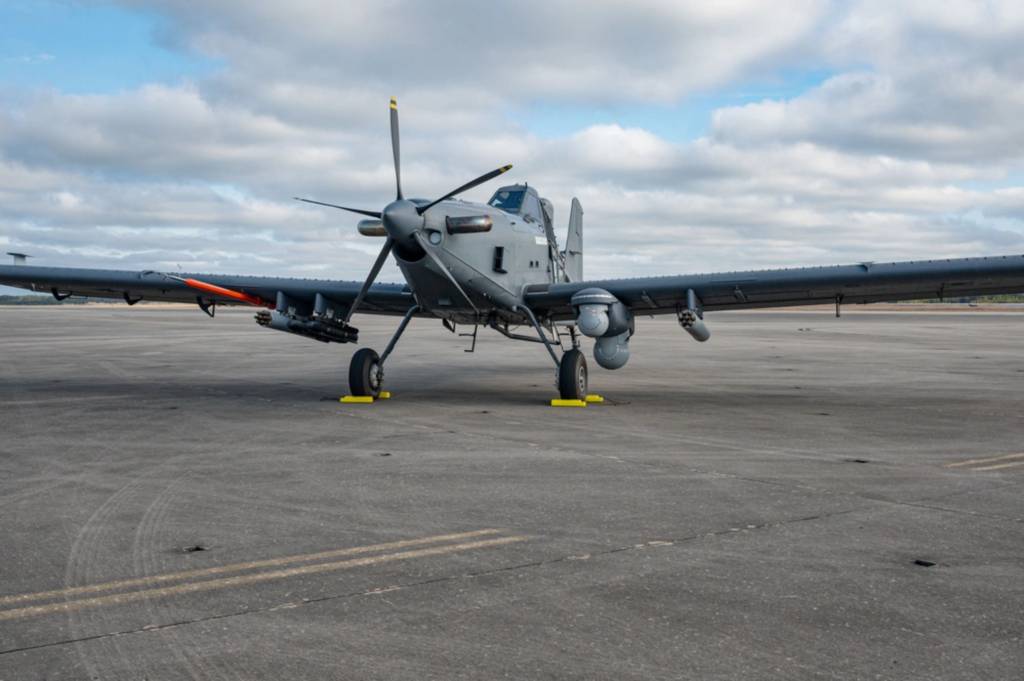 Un OA-1K Skyraider II de la Fuerza Aérea de EE.UU. estacionado en la línea de vuelo en Hurlburt Field, Florida, 28 de enero de 2025. El Mando de Operaciones Especiales de la Fuerza Aérea anunció el nombre del OA-1K durante el Simposio de Guerra Aérea Especial en Fort Walton Beach, Florida, el 27 de febrero de 2025. El apodo renueva la naturaleza versátil del A-1 Skyraider, que operó desde 1946 hasta principios de la década de 1980. (Foto de la Fuerza Aérea de EE.UU. por la Sargento Primero Natalie Fiorilli)