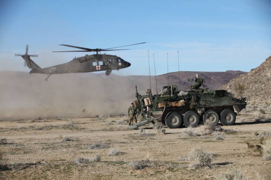 Foto de archivo de 2017: Un UH-60 Black Hawk aterriza en el exterior del Centro de Operaciones Tácticas del 1er Equipo de Combate de Brigada Stryker de la 25.ª División de Infantería, en el Centro Nacional de Entrenamiento, en el Fuerte Irwin, California, el 18 de enero de 2017. ©US Army