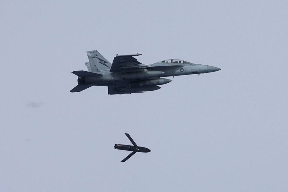 Un misil antibuque de largo alcance (LRASM-Long Range Anti-Ship Missile) es lanzado desde un F/A-18F Super Hornet del Escuadrón nº 1. ©Departamento de Defensa de Australia