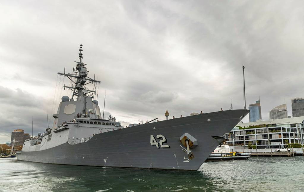 El HMAS Sydney parte de la Base de la Flota Este de Sídney para embarcarse en el segundo despliegue de presencia regional de la flota para 2025. ©Departamento de Defensa de Australia